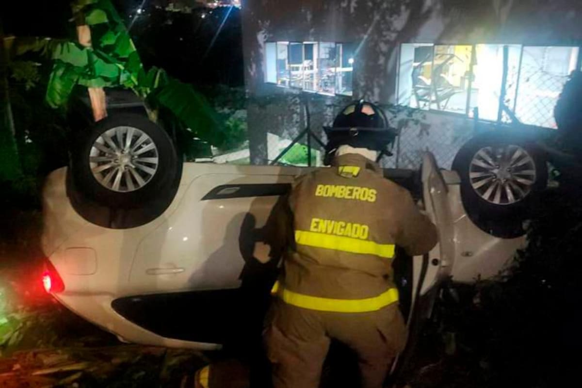 Conductor pierde el control y su carro sale volando de un parqueadero