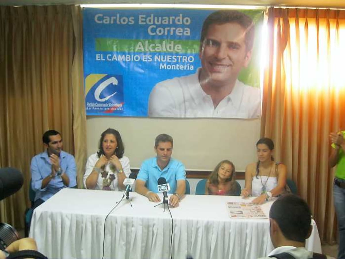 Carlos Eduardo Correa, alcalde electo, en rueda de prensa ayer junto a los congresistas conservadores.