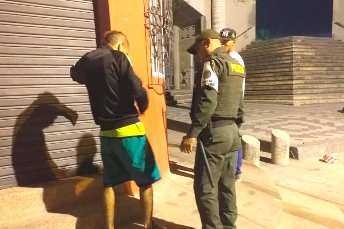 Dos menores con armas de fuego durante “toque de queda para niños”