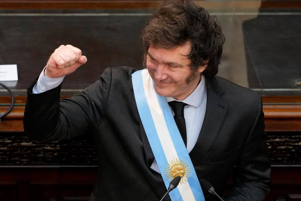 Milei califica al periodismo argentino de corrupto, sucio y extorsivo