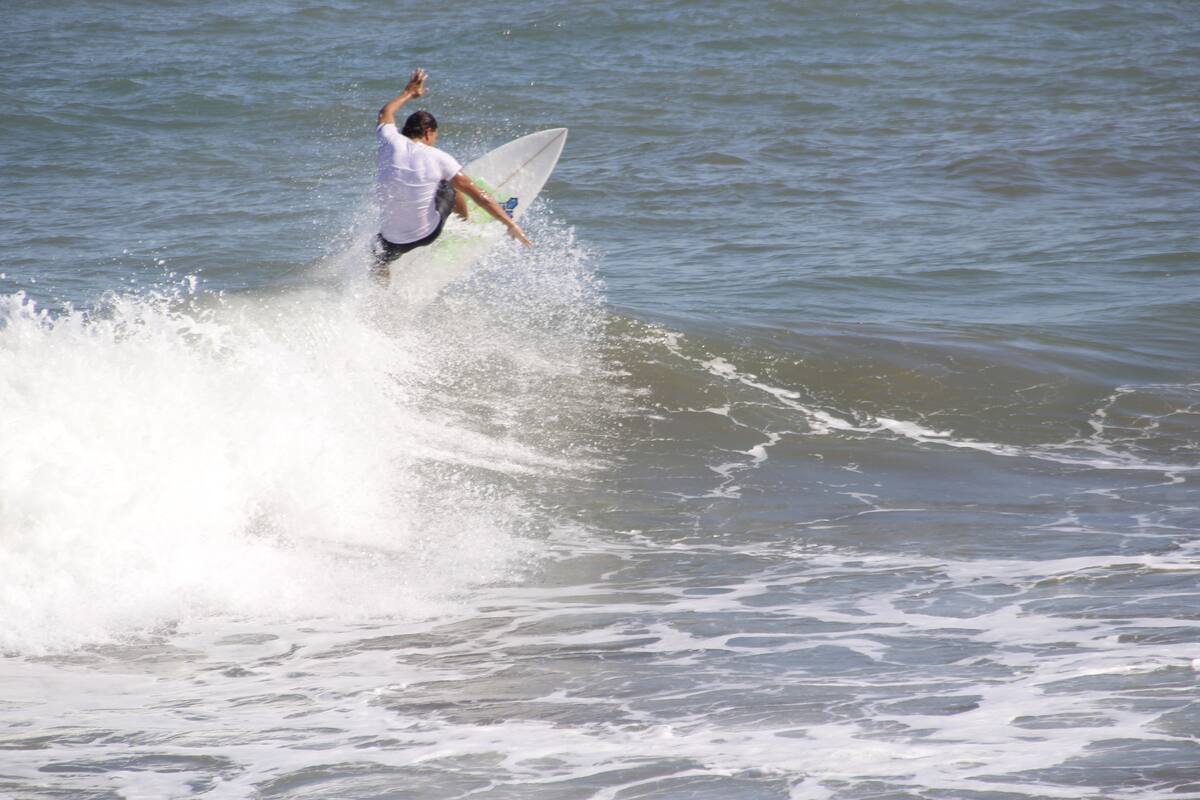 Surfistas en las playas de Bocagrande. EL UNIVERSAL