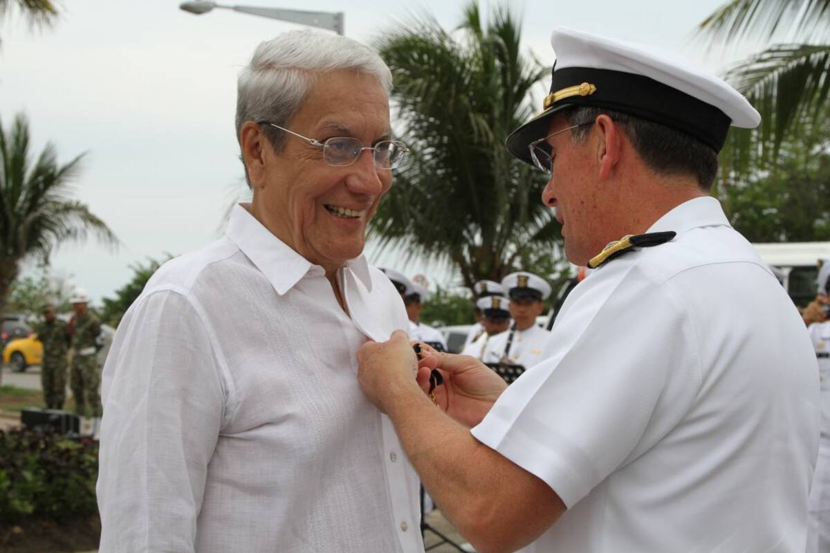 Jorge Dávila Pestana fue condecorado con la Medalla Naval de Honor al merito de la Marina del Perú en el grado de oficial por parte del almirante, Edmundo Deville Del Campo.