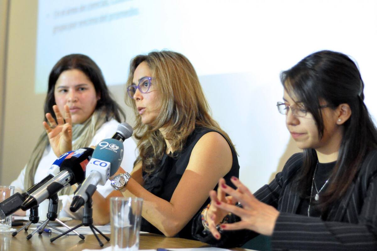 La directora del ICFES, Ximena Dueñas; la minsitra de Educción, Gina Parody, y la representante de la UNESCO, Adriana Viteri. CORTESÍA ICFES