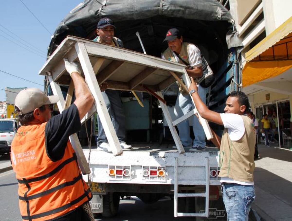 La Gerencia de Espacio Público retiró ayer de zonas peatonales de la Avenida Daniel Lemaitre más de 40 ventas informales que no aparecen en los censos distritales de comerciantes callejeros. AROLDO MESTRE - EL UNIVERSAL
