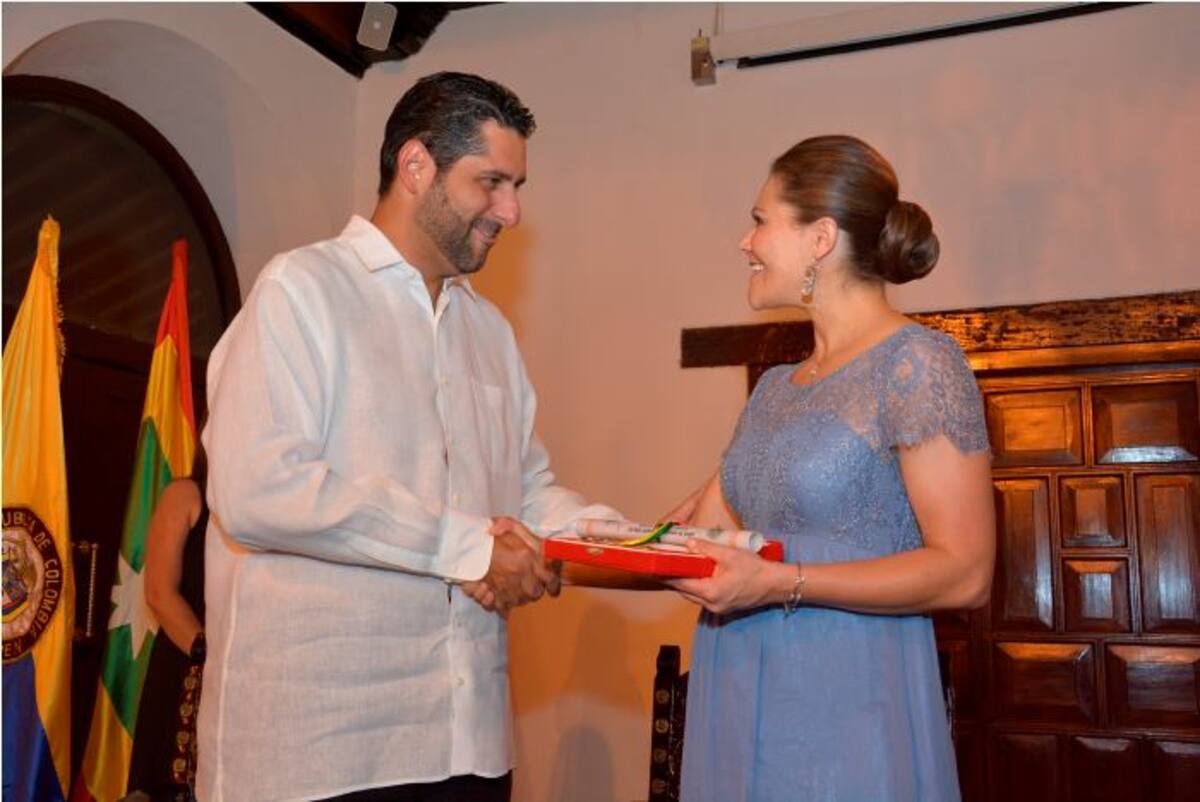 El alcalde de Cartagena, Dionisio Vélez, entregó las llaves de la ciudad a la princesa Victoria, heredera de la corona de Suecia. CORTESÍA