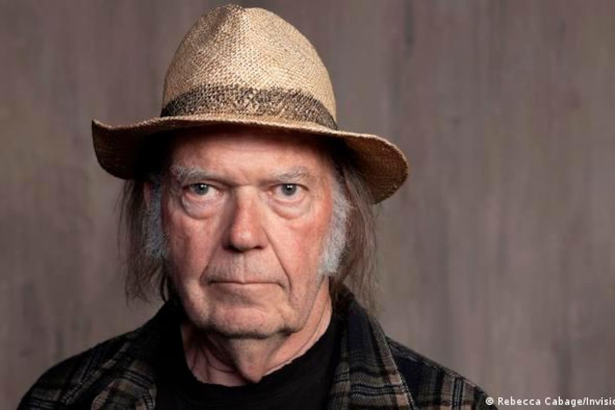 Neil Young amenaza a Spotify si no baja pódcast antivacunas
