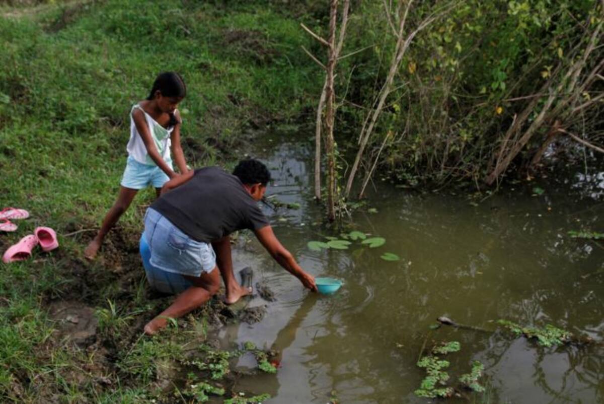 Los habitantes deben comprar agua en los carrotanques que llegan a la población. Archivo - El Universal