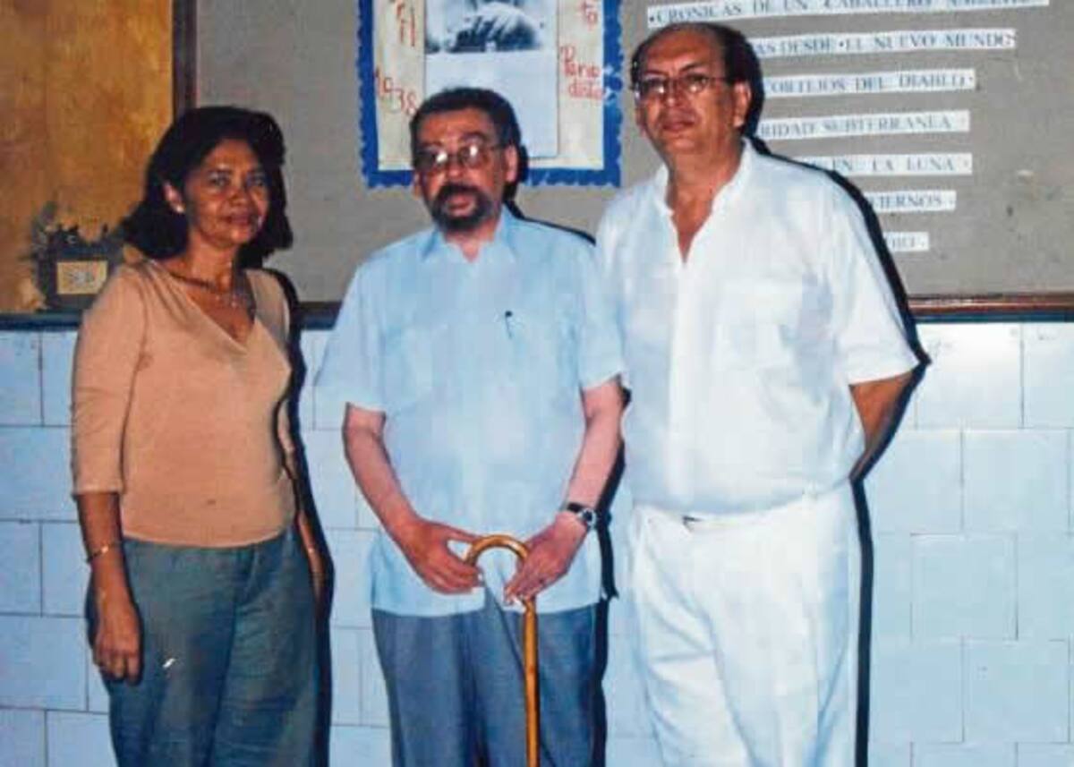Visita del escritor Germán Espinosa a la Institución Educativa La Milagrosa, en 2003, en compañía de los profesores Ligia Prada y Émery Barrios Bxadel (f).