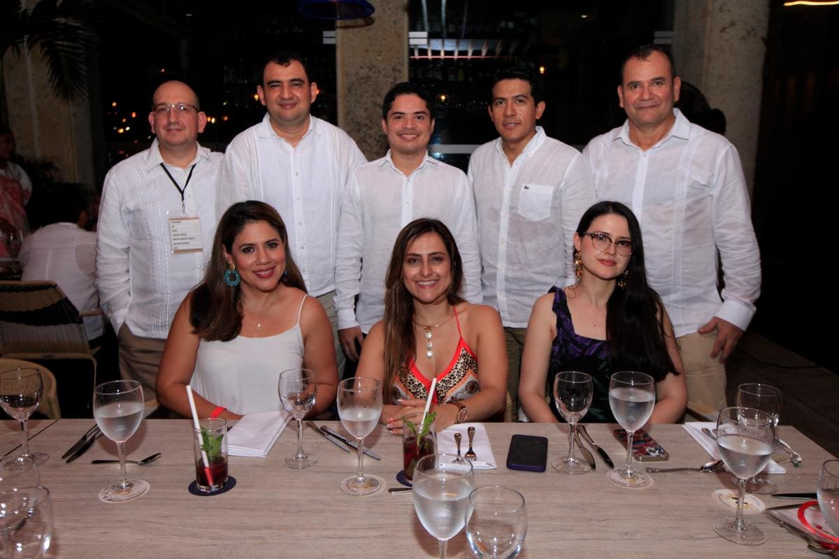 Andrés Medina, Carlos De la Espriella, Alberto Manotas, Elías Pastrana y Jorge Lorduy. Sentadas Anne Rodríguez, Catalina Bedoya y Juliana Toro.