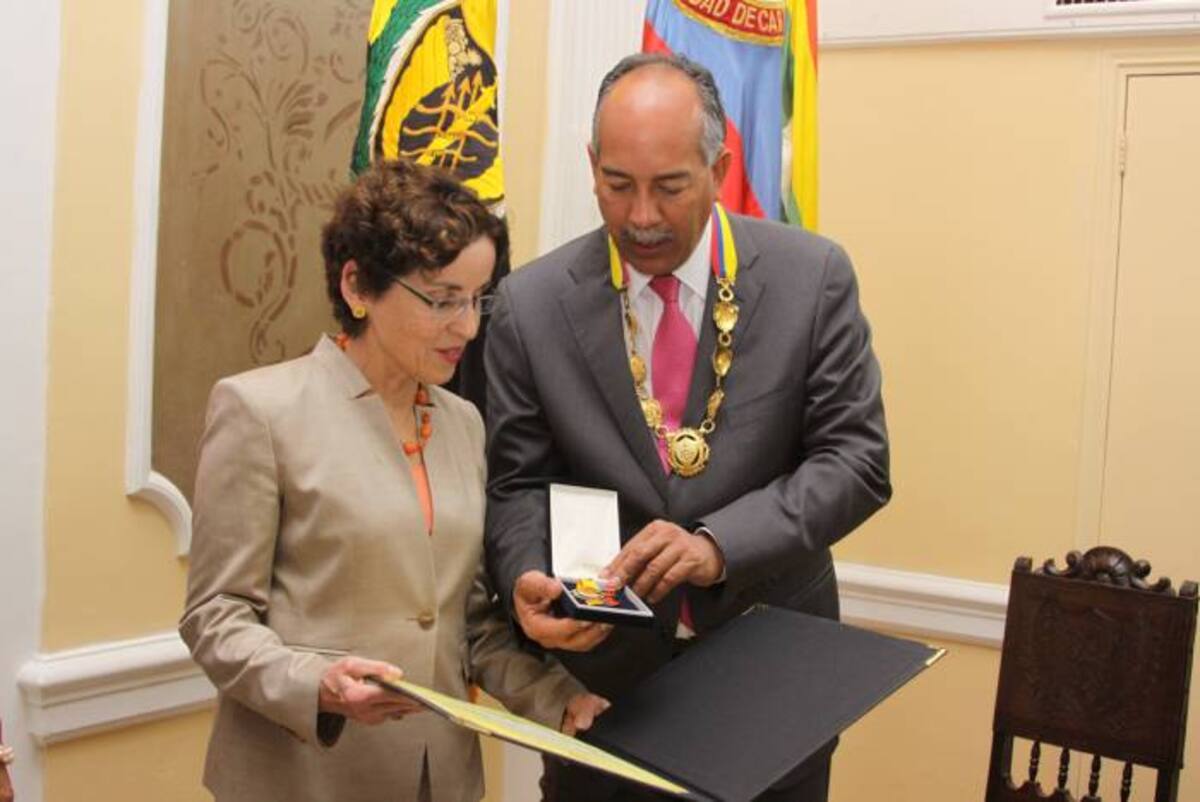 Anne Cordova fue condecorada con la Orden al Mérito José Joaquín Gómez en el Grado de Cruz Oficial Graciela Venecia - Prensa Unicartagena -