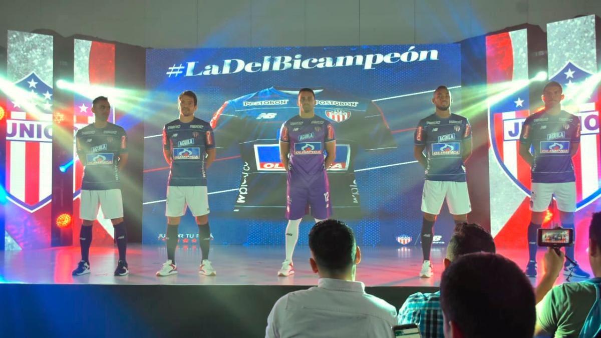 El uniforme que utilizará Junior en los próximos torneos de fútbol profesional colombiano, tendrá el mismo diseño que utilizó el equipo en la consecución del título de 1993. // Foto: Juan Manuel Cantillo.