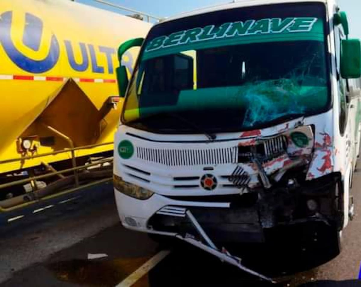 En La Cordialidad, entre Clemencia y Santa Catalina, un bus arrolló y mató a dos ocupantes de una moto.