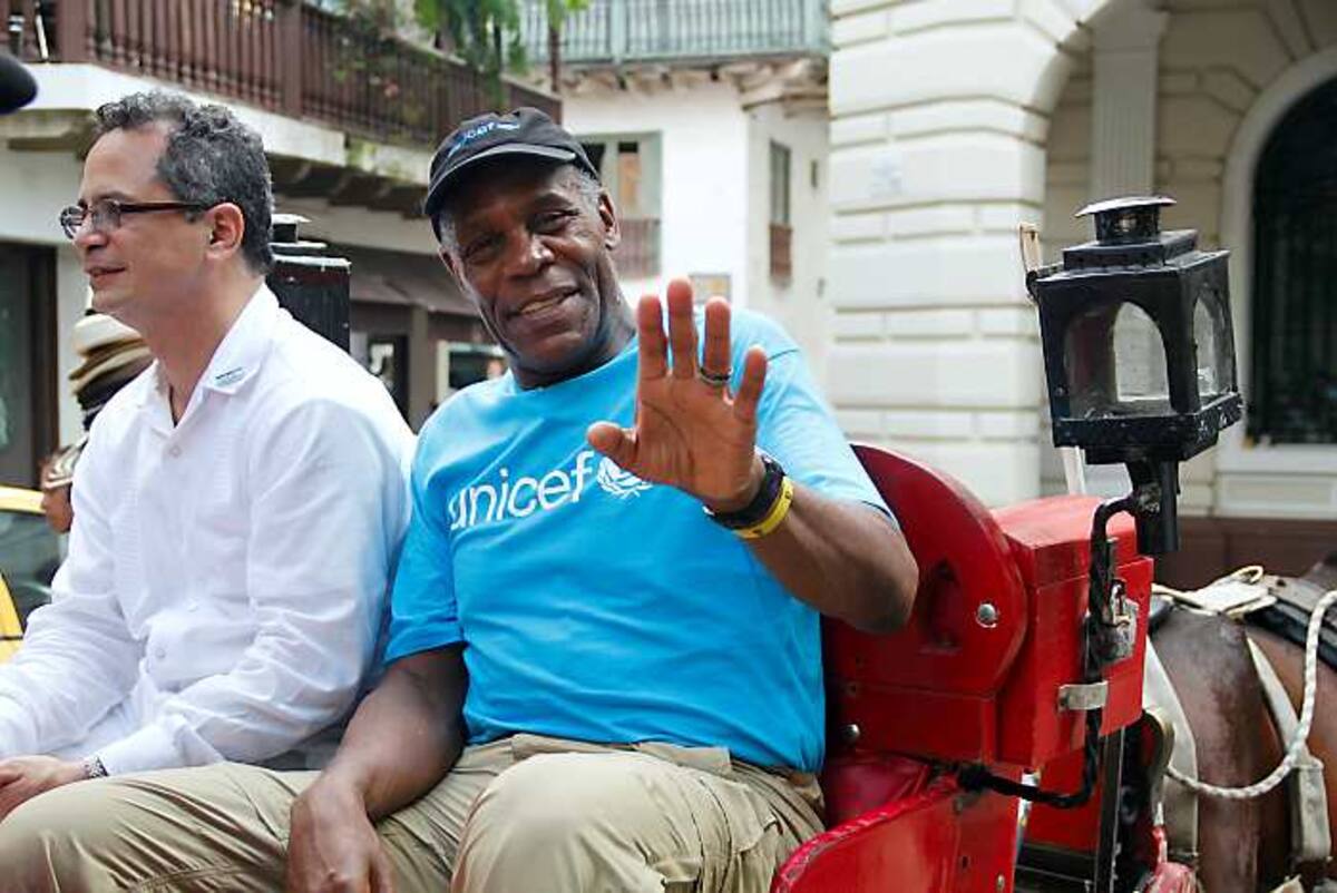 Danny Glover pasea en coche por las calles del Centro de Cartagena. Oscar Díaz / El Universal