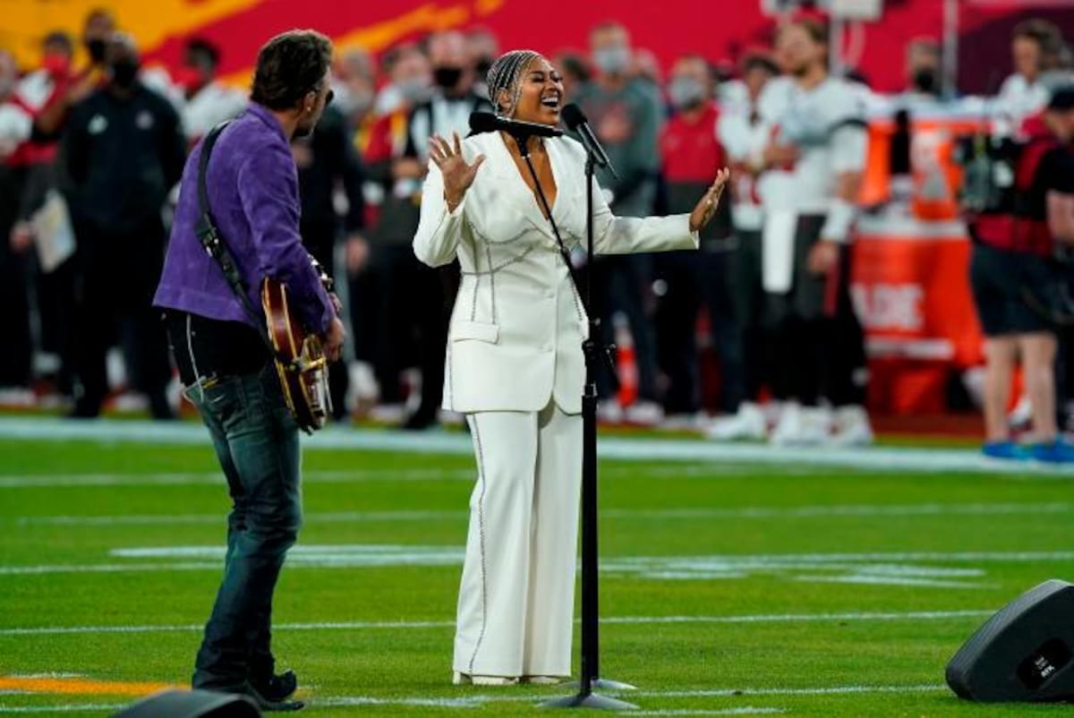 Eric Church y Jazmine Sullivan cantan el Himno Nacional de Estados Unidos. // AP