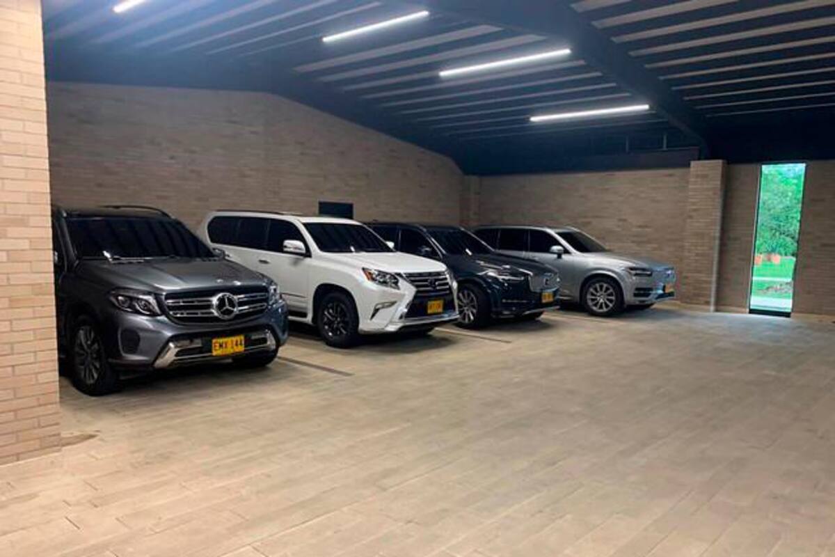 Carros y motos de lujo, algunas de las excentricidades de alias ‘Falcón’