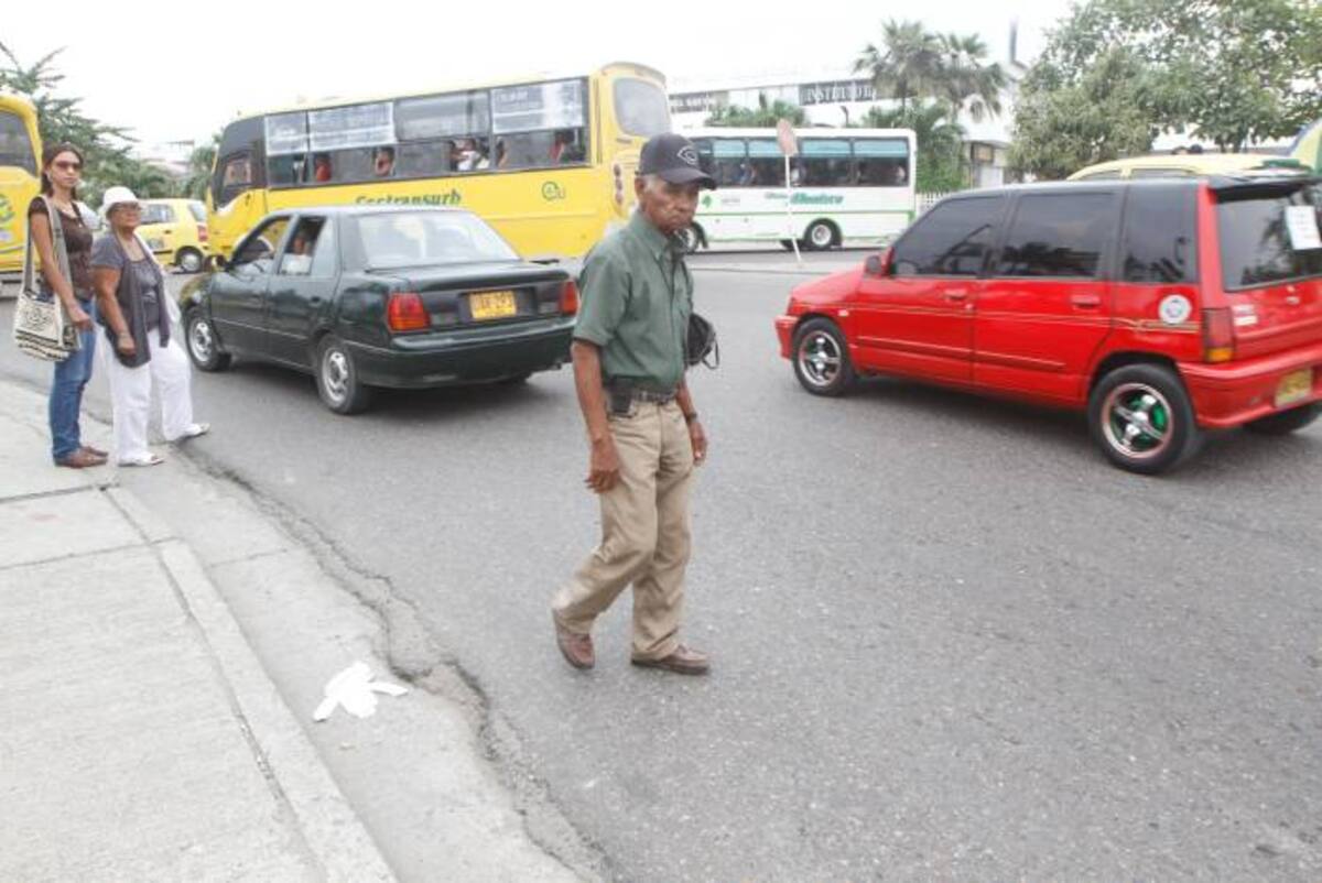 Peatones en peligro en el sector de la bomba El Amparo. JULIO CASTAÑO - EL UNIVERSAL -