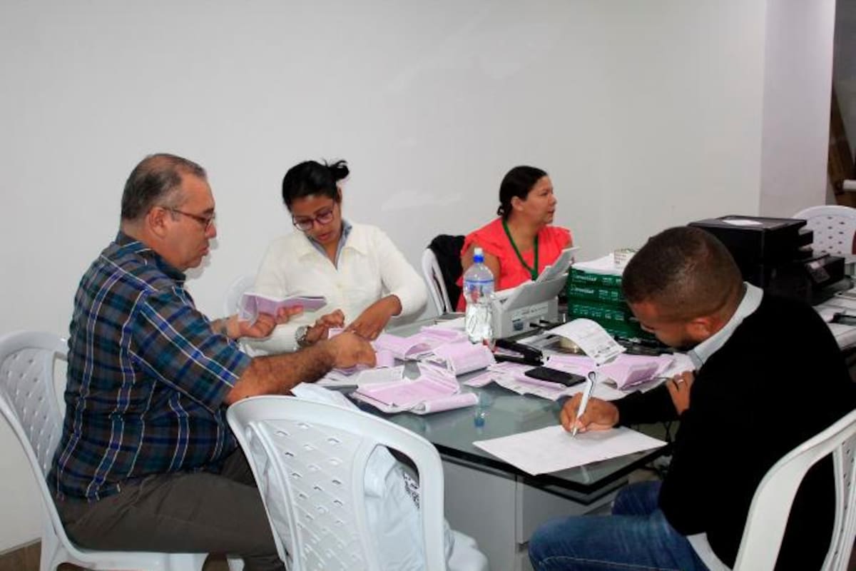 Investigan desaparición de computador en comisión escrutadora