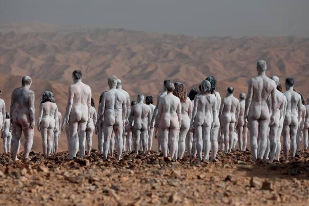 Personas desnuda participan en una instalación fotográfica con vistas al Mar Muerto cerca de la ciudad sureña de Arad, Israel. //EFE