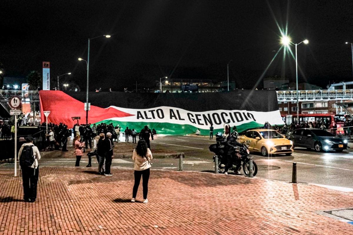 Despliegan bandera gigante de Palestina en la previa del partido Millonarios-Palestino
