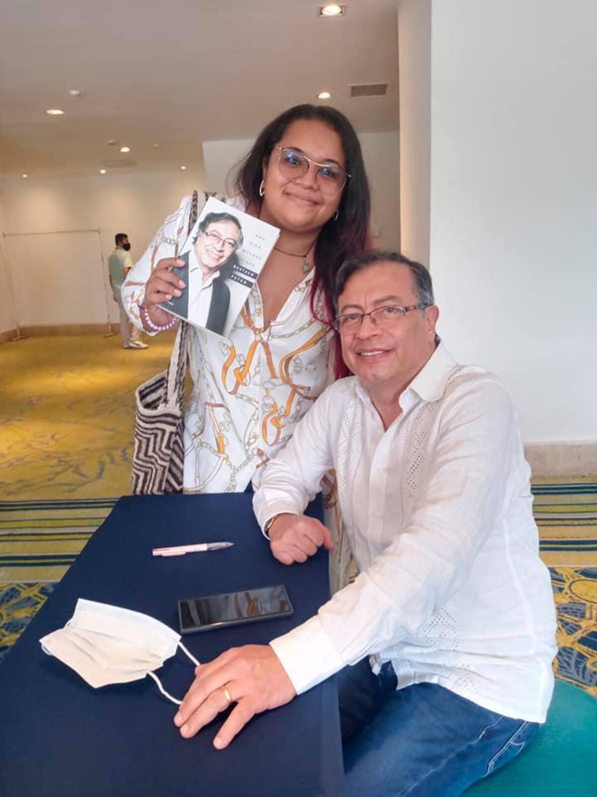 Lidys Ramírez con el precandidato presidencial Gustavo Petro.