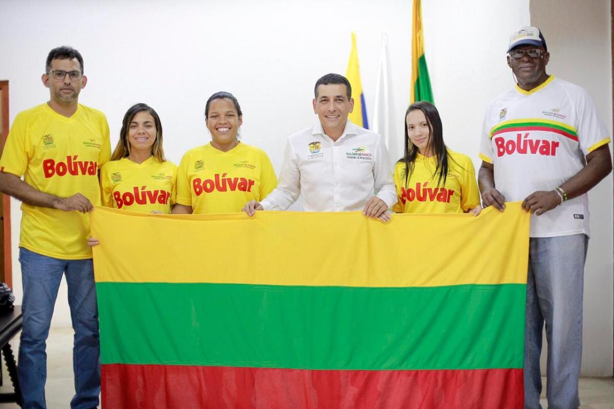 El ajedrez de Bolívar recibió la bandera del departamento de manos de Dumek Turbay, gobernador de Bolívar. //Cortesía