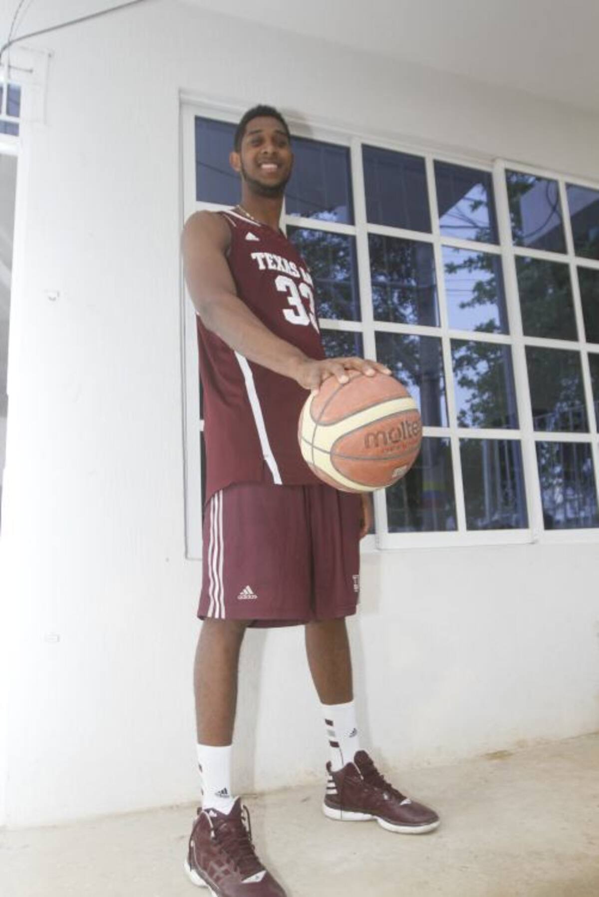 Tonny fue contratado para jugar con una universidad en Estados Unidos. Un joven gigante de dos metros y diez centímetros tonny trocha