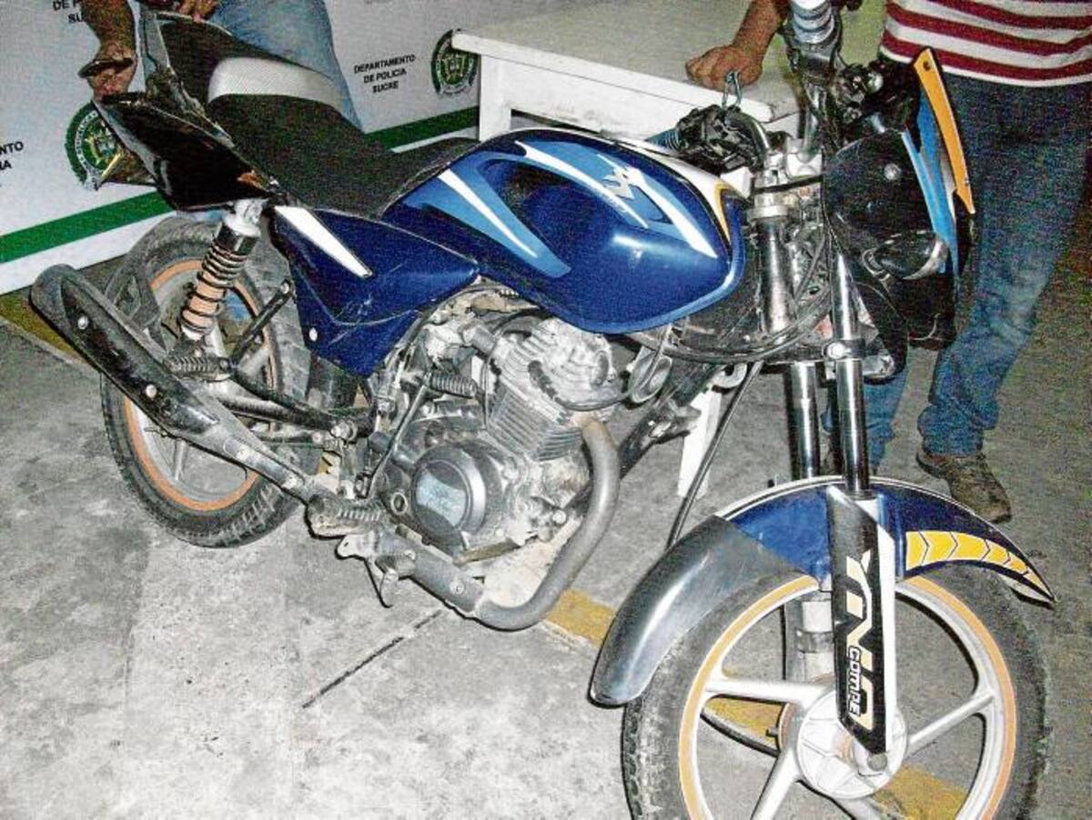 La motocicleta marca Bajaj línea Platino de placa FMN 62B, que inmovilizada.
