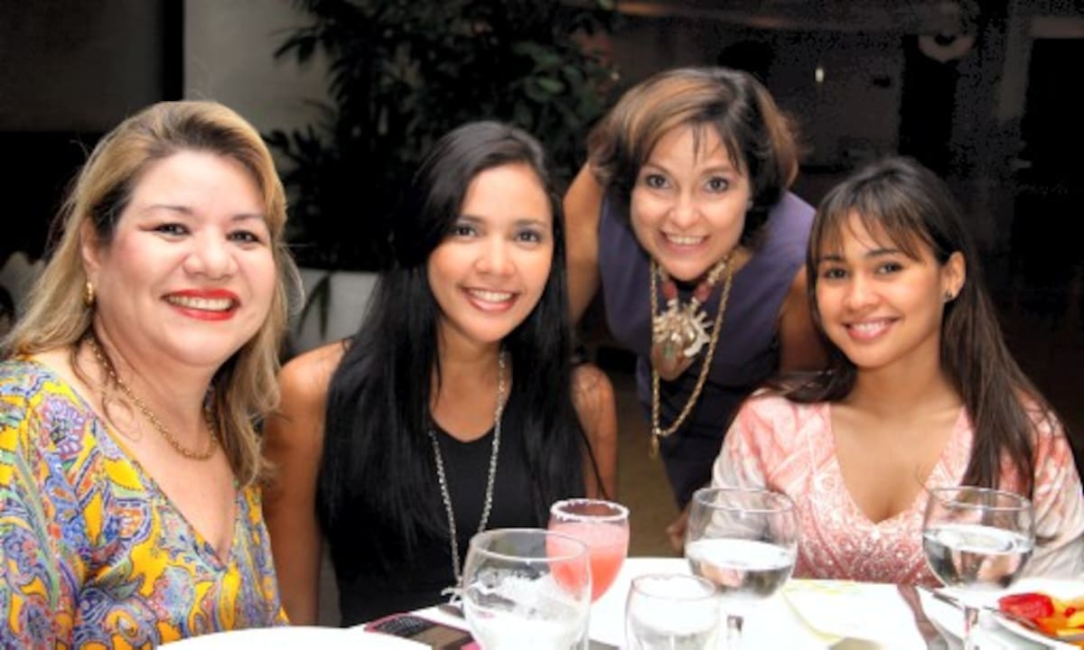 Gina Vélez de Vargas, Lauren Fuentes de Vargas, Rosario Diazgranados y Vanessa Noriega.