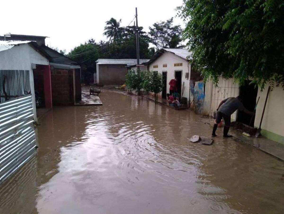 Debido a la falta de insumos para atender la emergencia, muchas familias tuvieron que usar utensilios como ollas para evacuar el agua que ingresó a sus viviendas. Lila Leyva