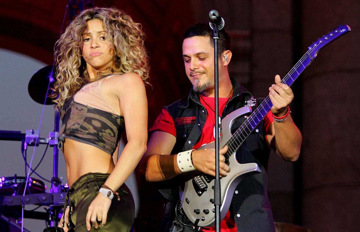 Shakira, en 2005, junto a Alejandro Sanz. //Foto: archivo