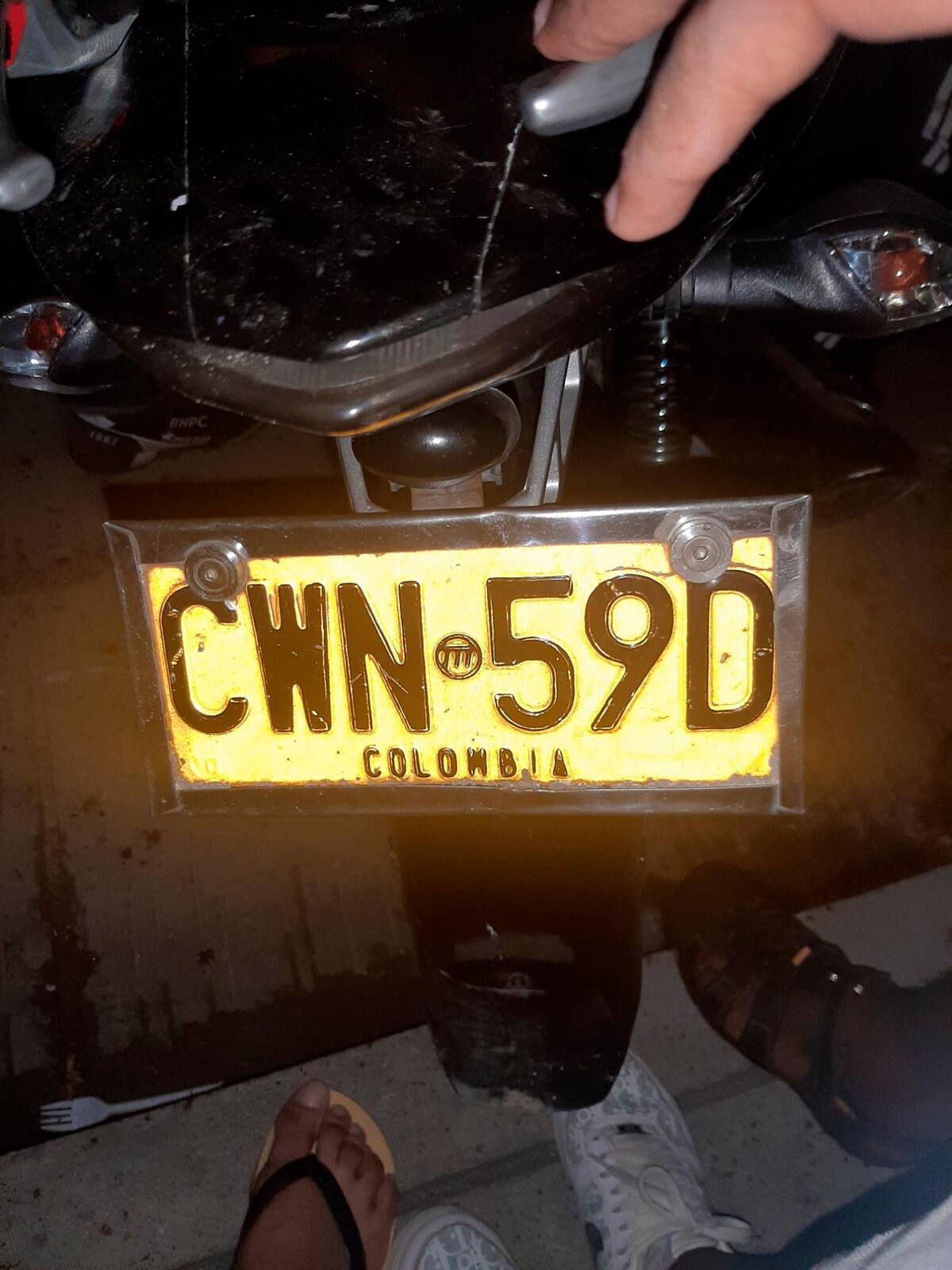 Placa de la moto de los victimarios.