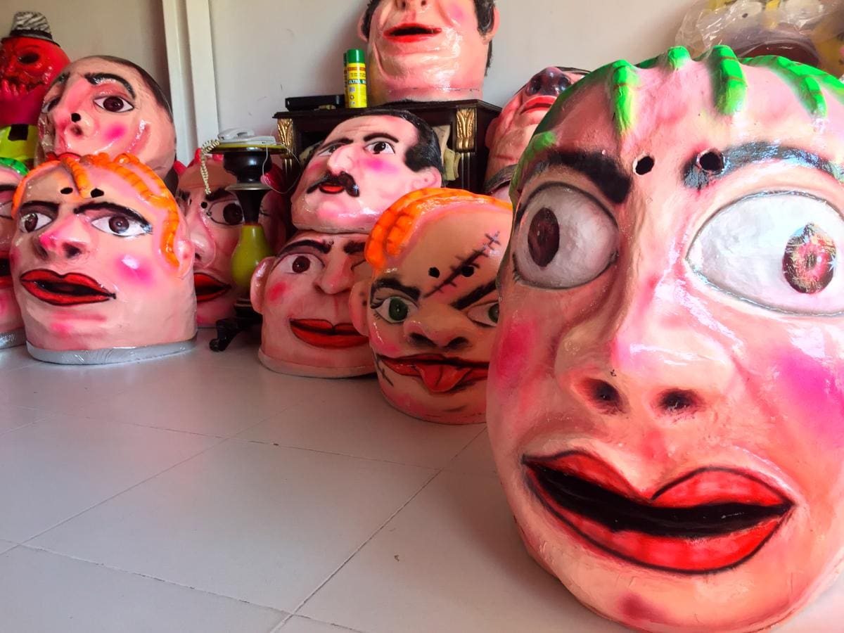 Las cabezas están por todas partes en la casa de Ricardo Rodríguez, en el barrio El Pueblo, al suroccidente de Barranquilla.
