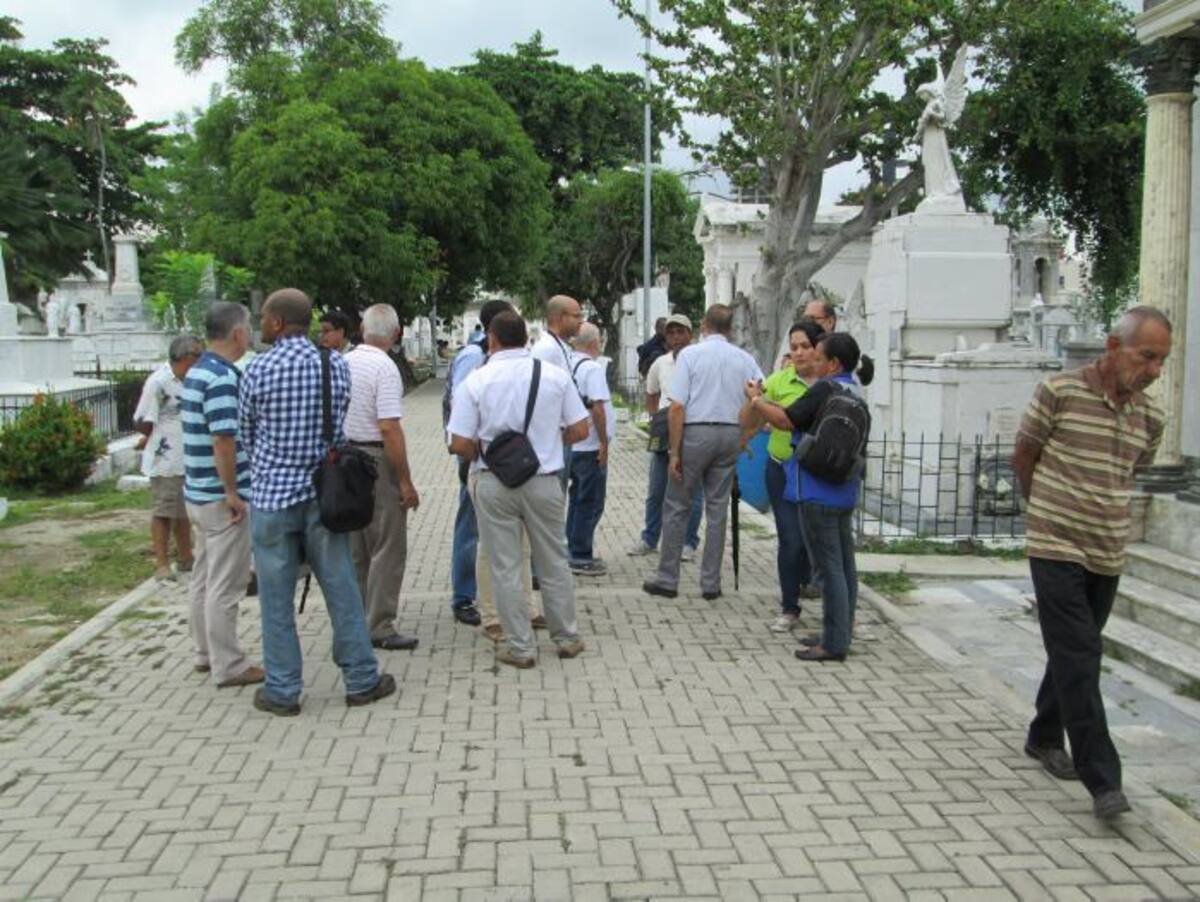 Funcionarios distritales del área ambiental y de salud, la academia, dirigentes cívicos y delegados de organizaciones de base visitaron nuevamente las instalaciones del Cementerio de Manga, en procura de abonar el terreno por una solución para este lugar histórico y patrimonial. PEDRO TORRES, GENTE BAHÍA - EL UNIVERSAL