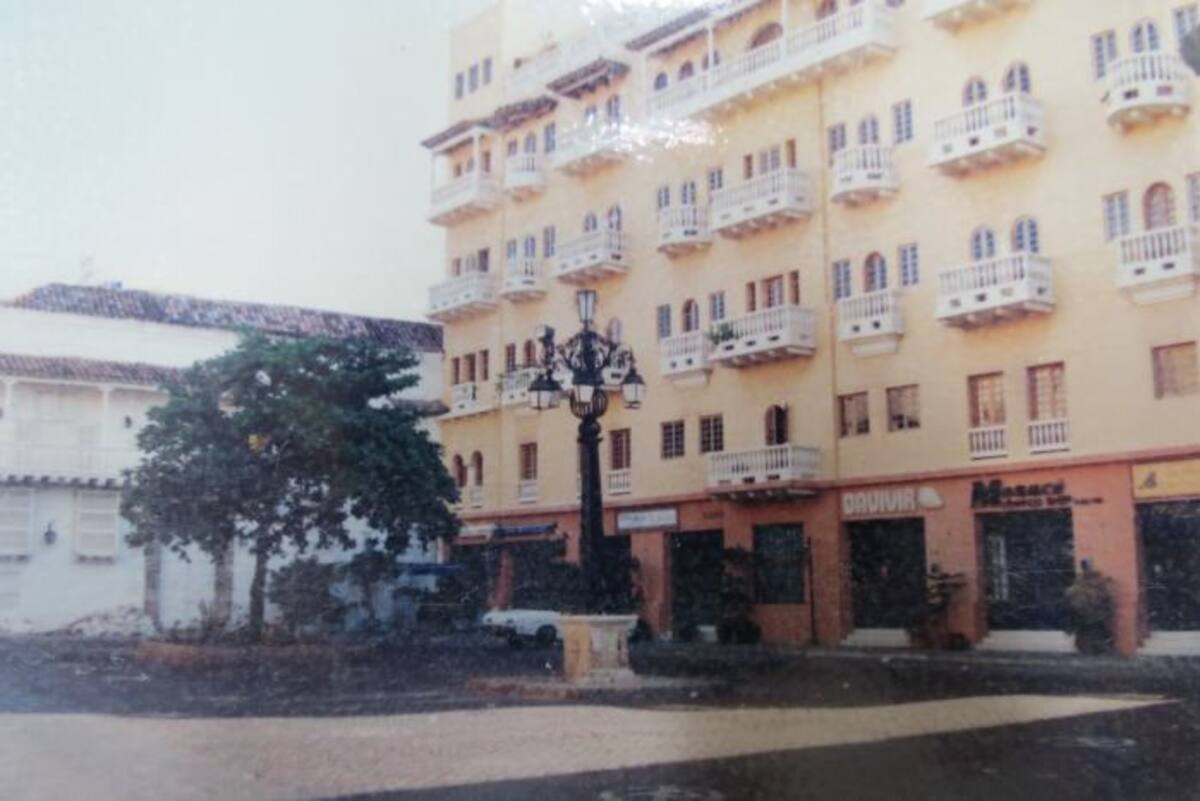 La farola de Santo Domingo en los tiempos en que la plaza era una plaza... CORTESÍA