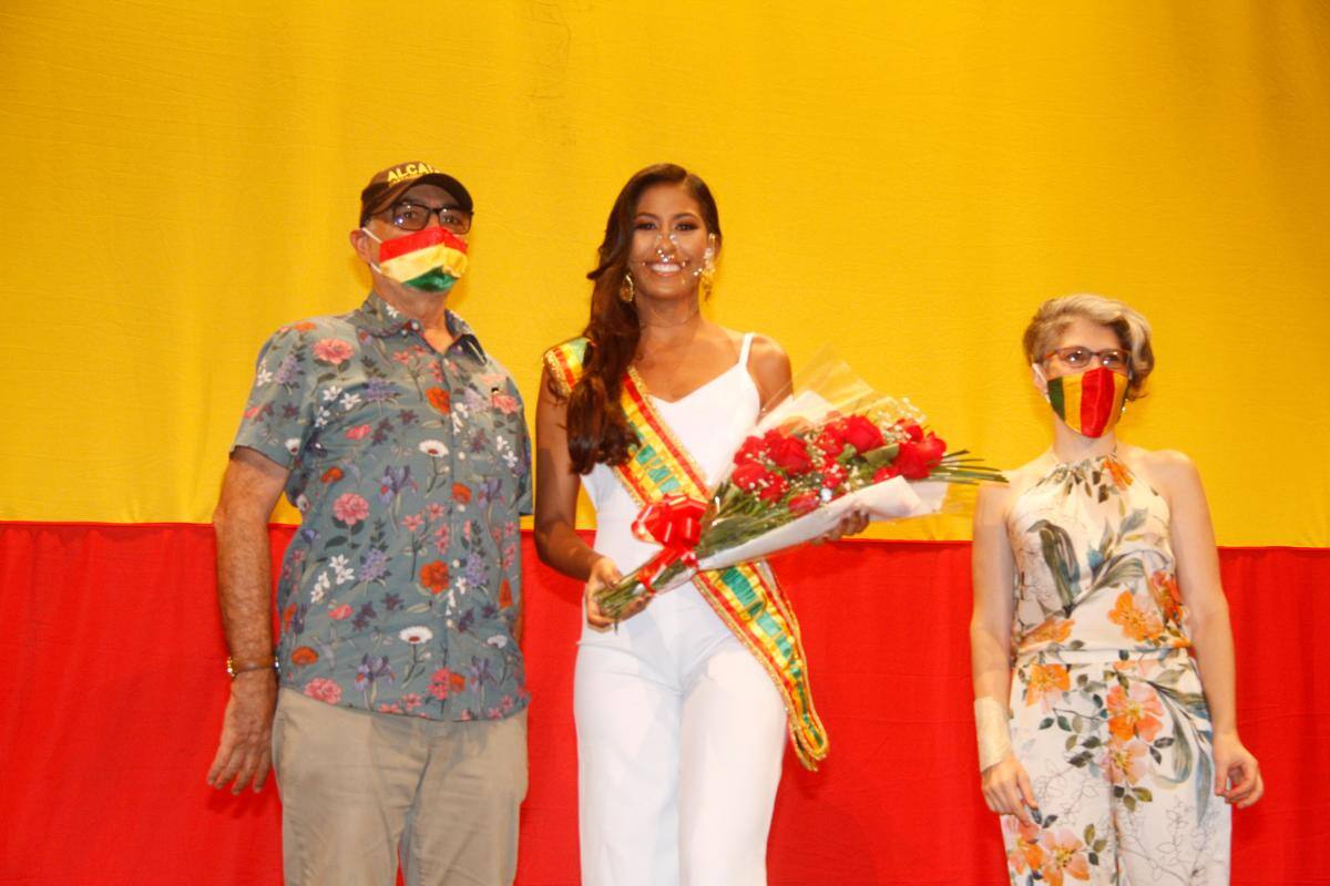 Imposición de banda de la Reina de Independencia, Estefany Meza, como representante al Reinado del Turismo. A su lado: el alcalde William Dau Chamat y Saia Vergara.