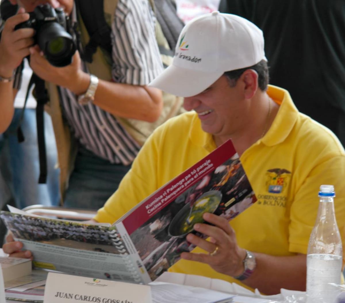 El Gobernador Juan Carlos Gossaín con el libro galardonado. CORTESÍA