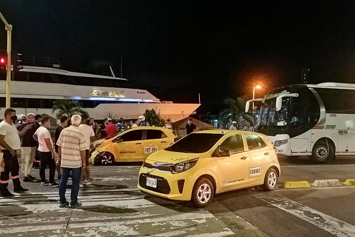 Tres heridos por choque entre dos taxis en el Centro Histórico