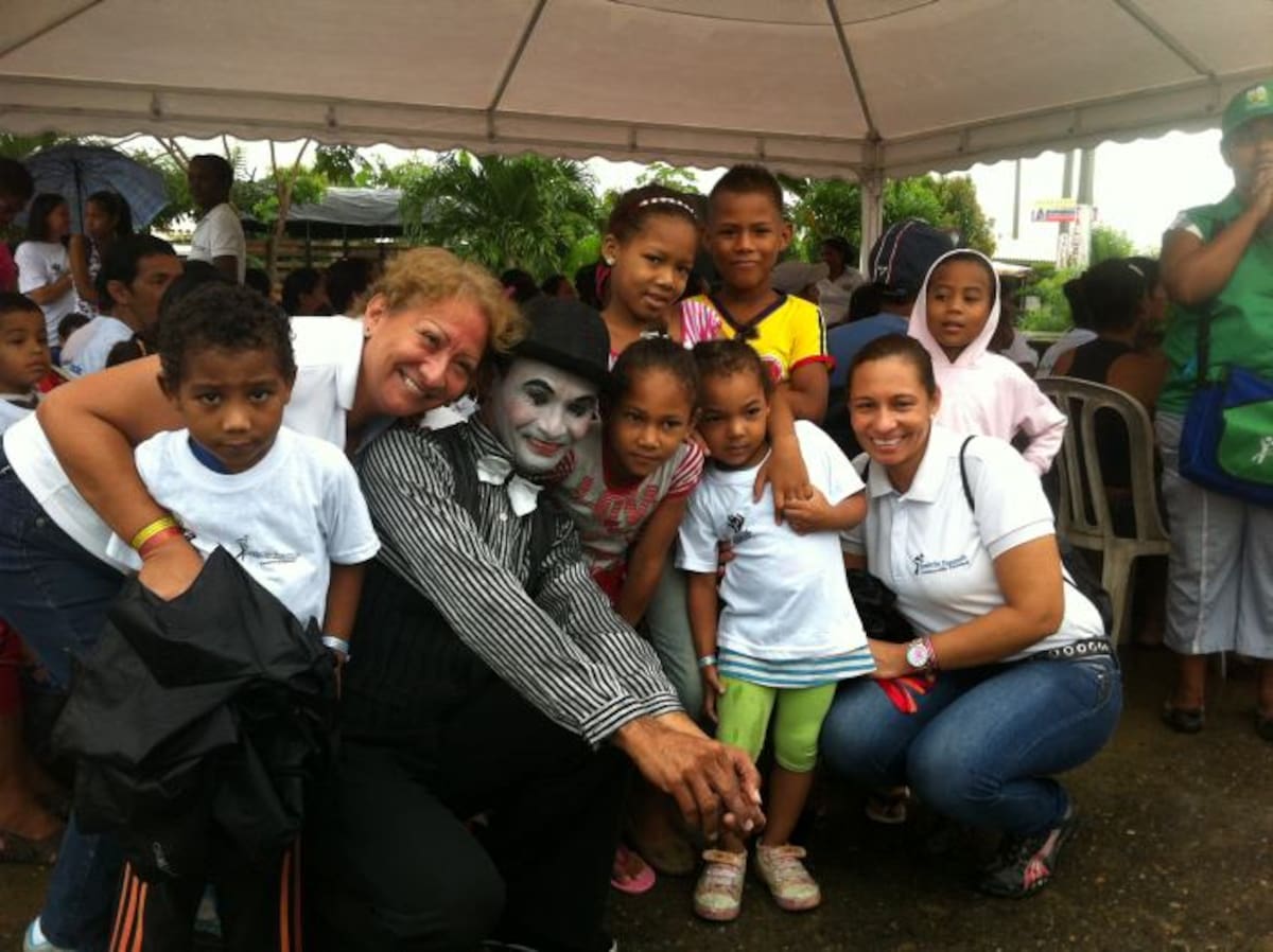 Niños de los barrios Flor del Campo, Colombiatón y Bicentenario durante la jornada CORTESÍA