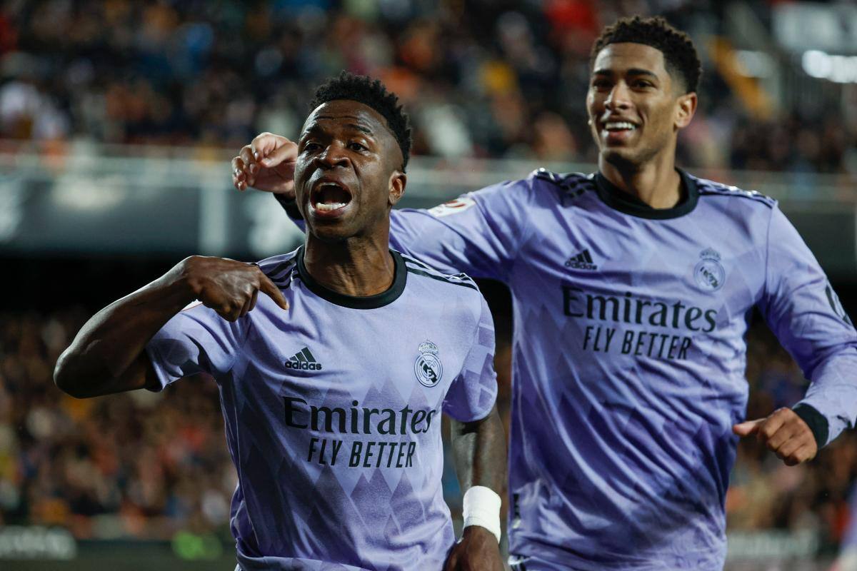 Vinicius se crece y evita la derrota del Real Madrid en un polémico final