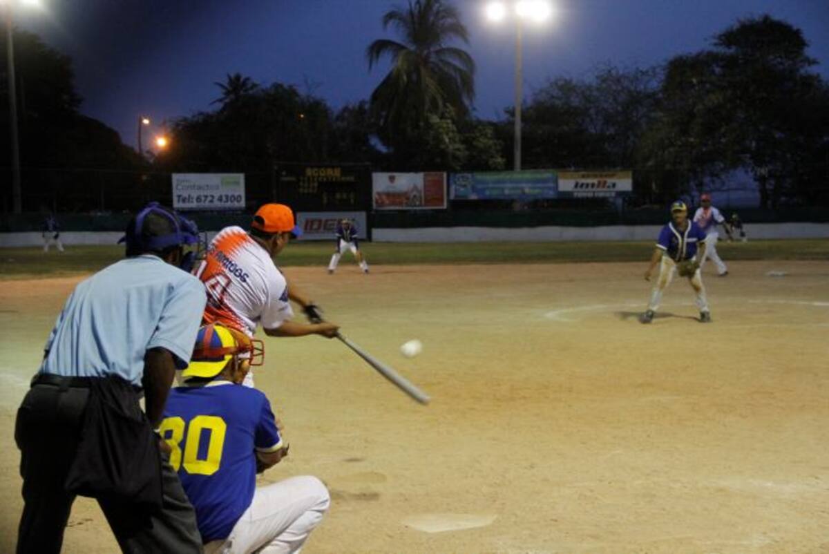 Con gran éxito comenzó el XV Campeonato de Sóftbol Plus 50 en Bocagrande. ÓSCAR DÍAZ ACOSTA-EL UNIVERSAL