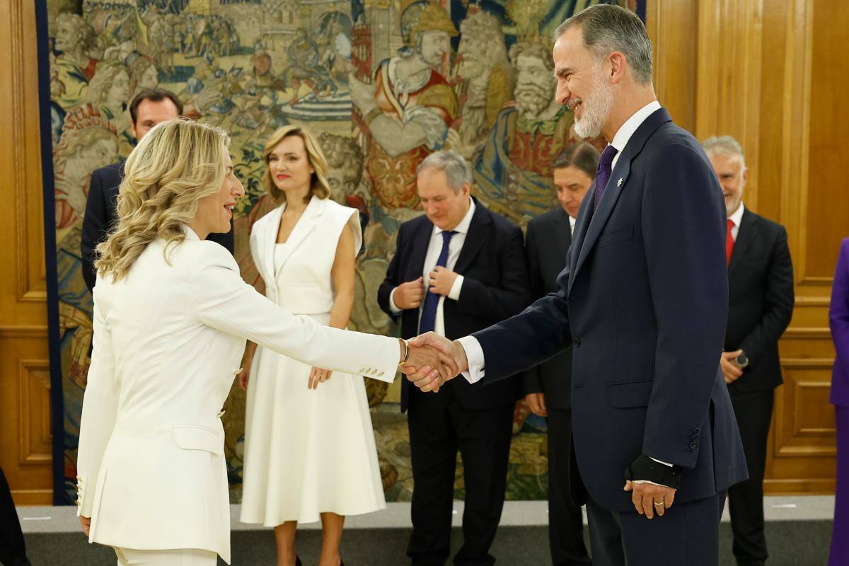 Los 22 ministros del nuevo Gobierno de España prometen sus cargos ante el rey