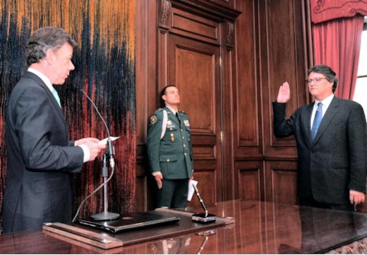 Gustavo Bell Lemus, nuevo embajador de Colombia en Cuba, tomó posesión ante el presidente Juan Manuel Santos.. PRENSA PRESIDENCIA
