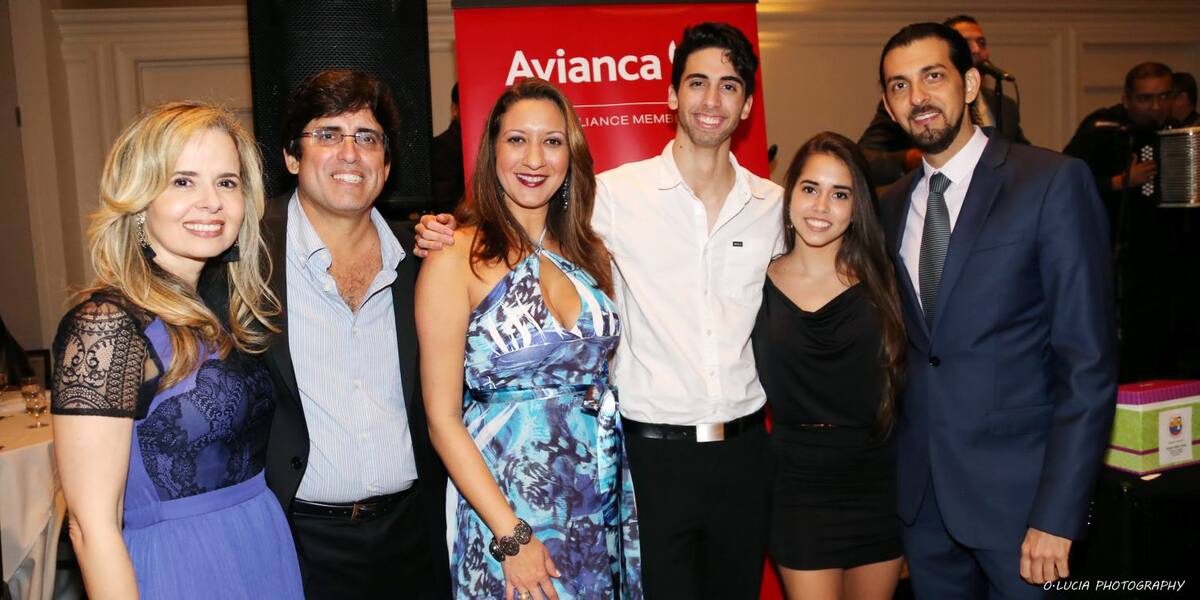 Jessica Juliao, Carlos Riveros y Ariel Román, con un grupo de amigos en la fiesta de Sharing For Kids de 2014.