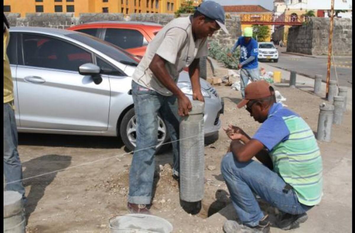 Hace tres semanas se realizó la instalación de bolardos para impedir el parqueo de carros en zonas aledañas a las murallas. ARCHIVO