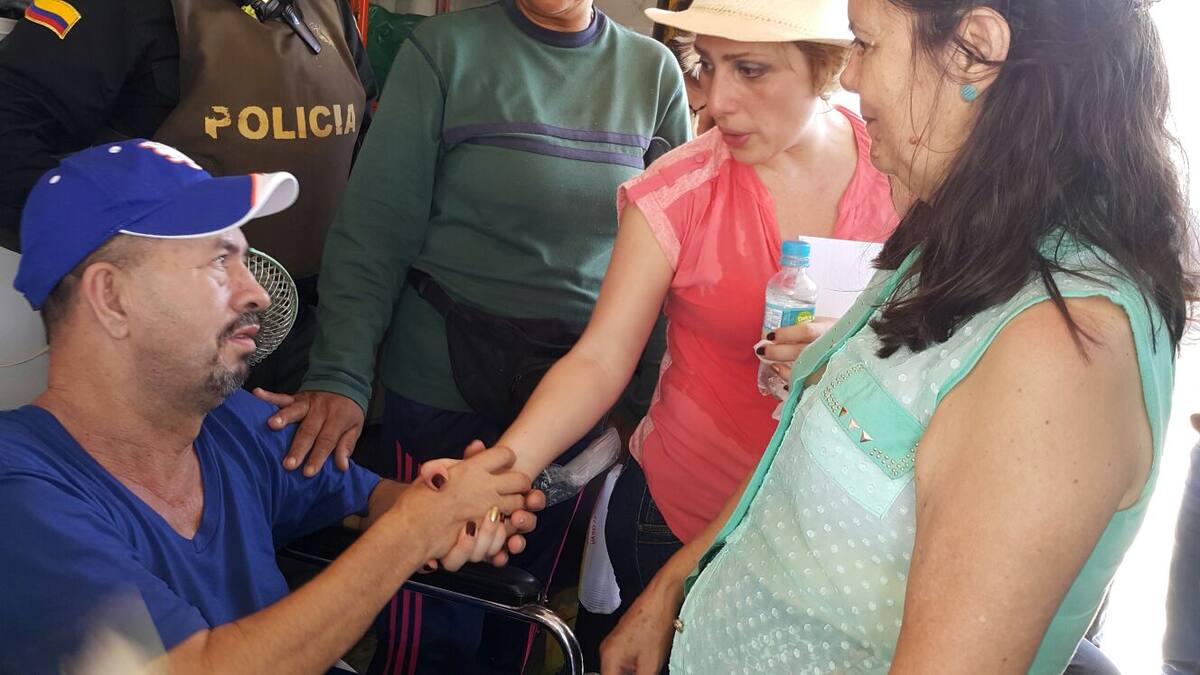 La jueza Giovanna Bonilla Mitrotti saluda al líder Serafín Rico, uno de los demandantes del Distrito, días antes de su muerte. Cortesía