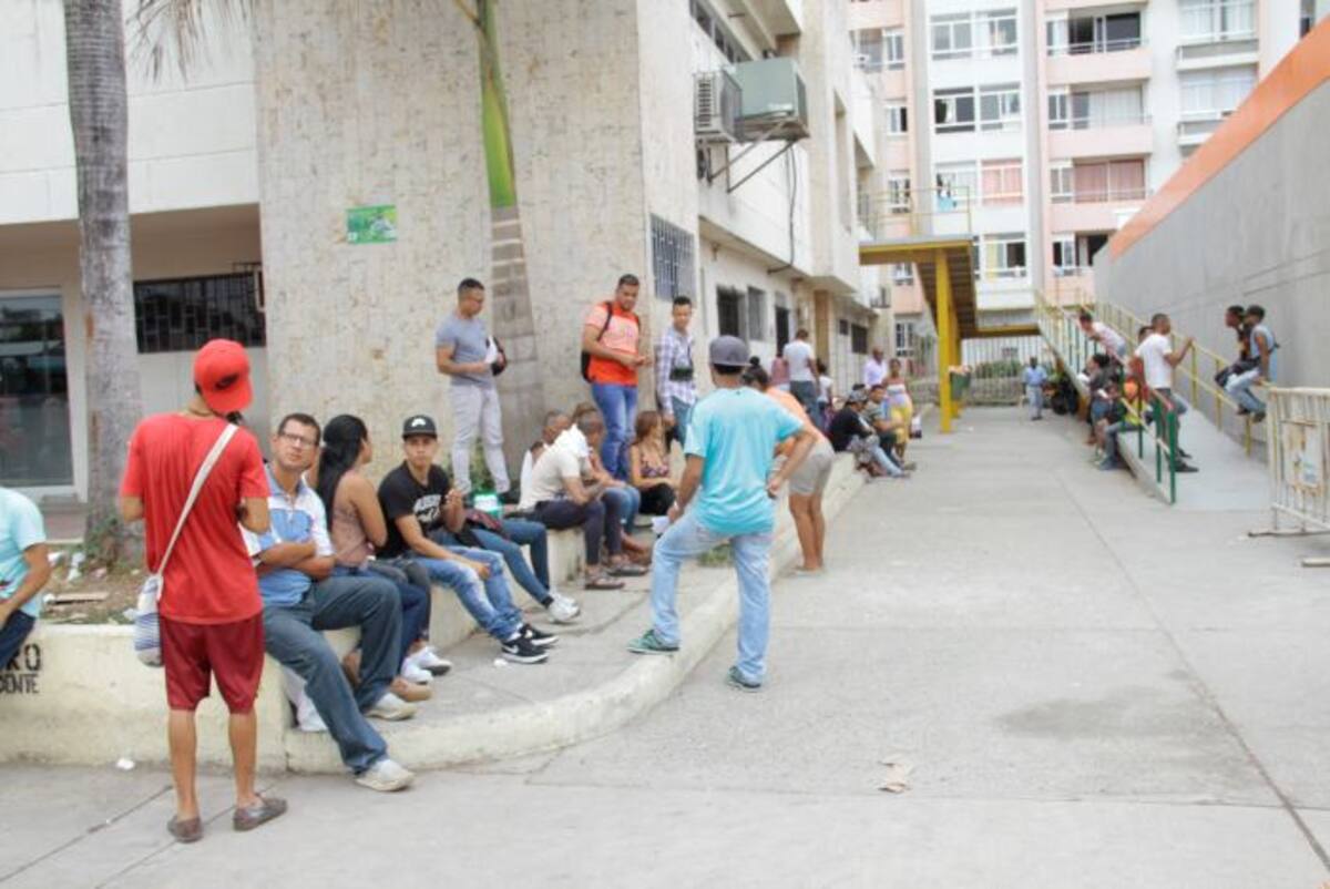 Desde las 4 de la madrugada se ven las filas de venezolanos en los puntos establecidos por el Distrito. foto luis eduardo herrán