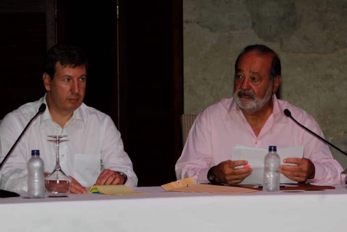 Carlos Slim, a la derecha y el presidente de Claro Colombia, Juan Carlos Archila, durante la rueda de prensa en el Hotel Sofitel Santa Clara. ÓSCAR DÍAZ - EL UNIVERSAL