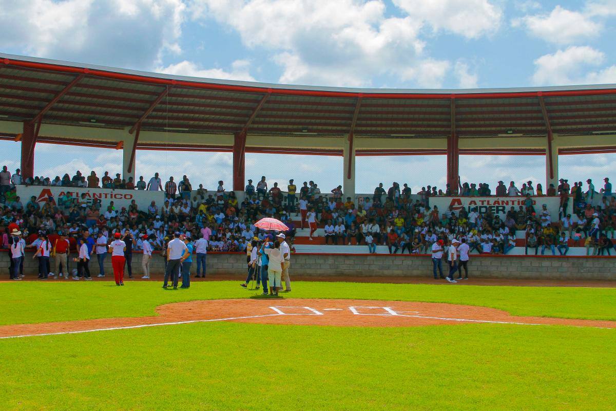 El mandatario departamental resaltó que estos espacios deportivos invitan a los jóvenes a que practiquen y disfruten el deporte y de esa manera seguir dando nuevas figuras en el béisbol.