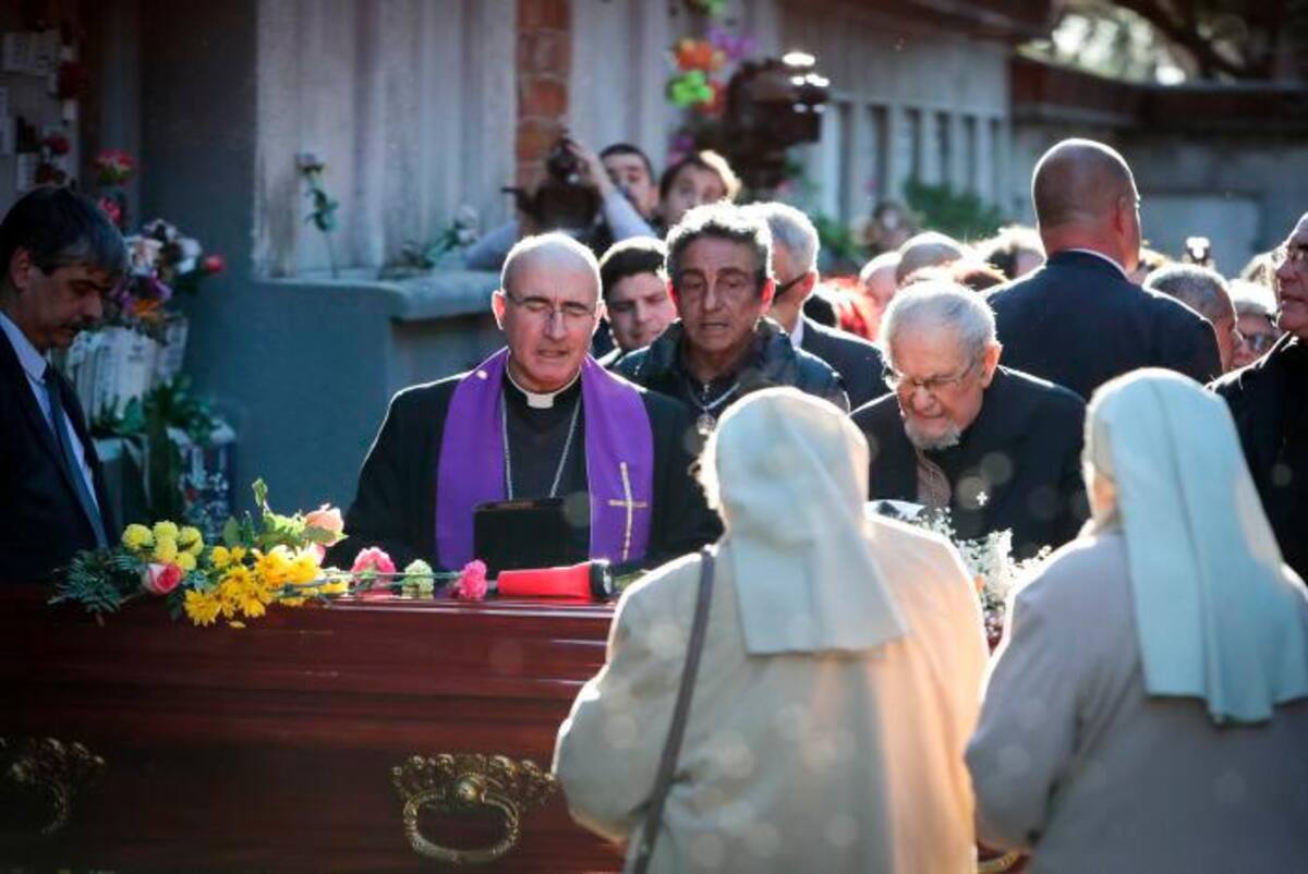 Los restos de Delgado fueron inhumados en su nicho familiar. // EFE