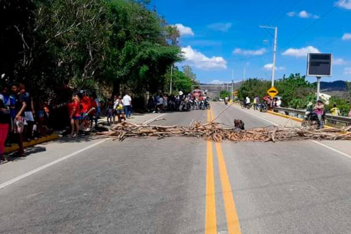 Habitantes de San Juan Nepomuceno bloquean Troncal de Occidente